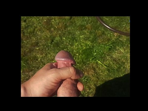 ❤️ A boazona fica com a rata rosa fodida e ejacula com um esguicho num jardim de Verão Porno doméstico em porno pt.hentaibar.ru ❌️❤